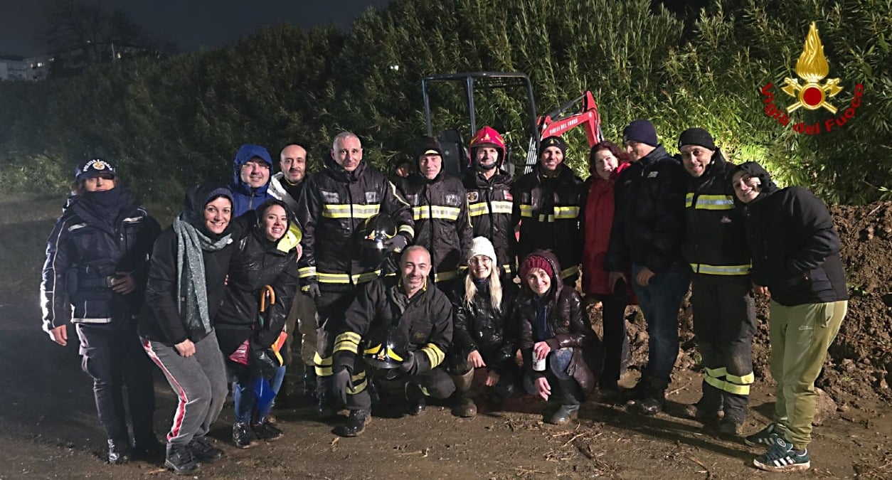 (VIDEO) Cosenza, salvataggio in extremis: Vigili del Fuoco recuperano cuccioli e madre intrappolati in tubatura - 