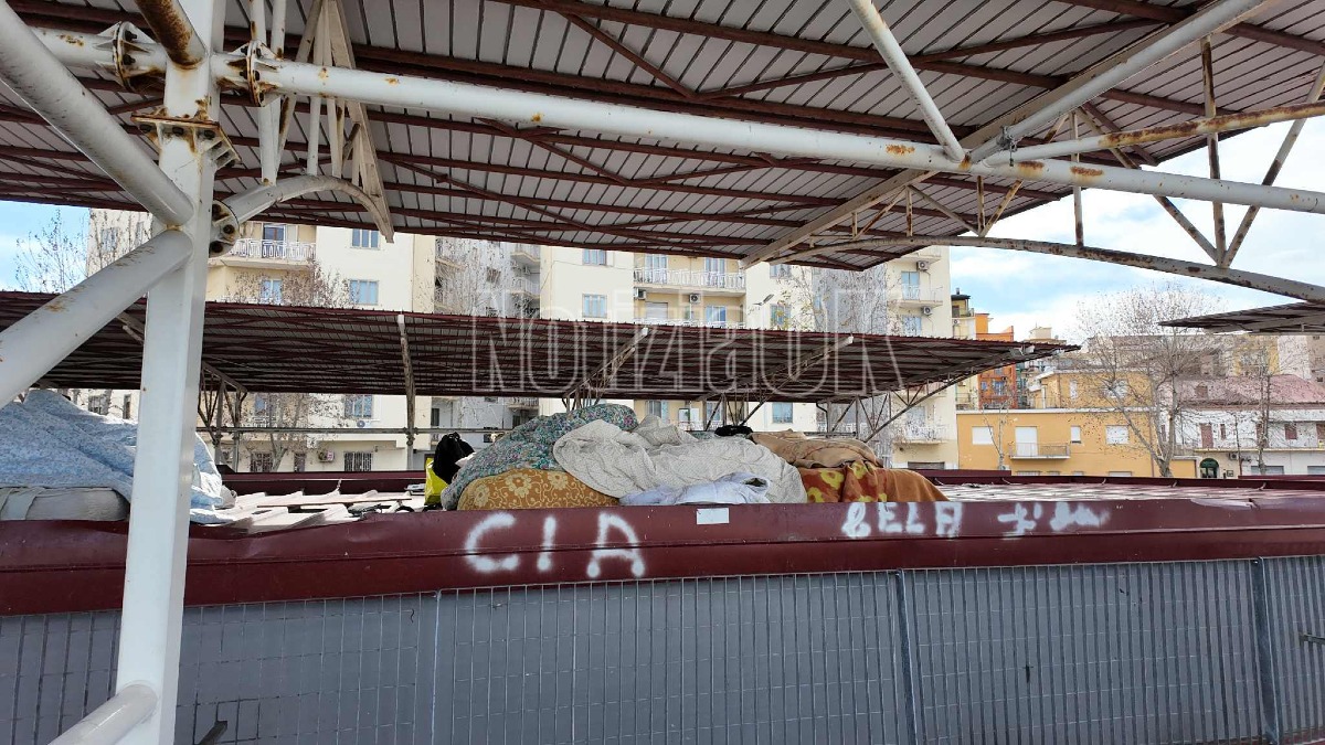 Crotone sotto gelo, migranti al freddo al piazzale Nettuno: le cooperative chiedono intervento urgente - 