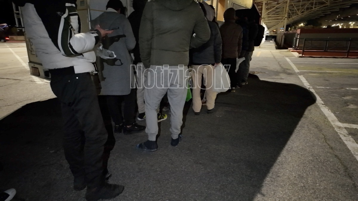 (VIDEO) Crotone - Emergenza freddo: On The Road porta la cena, le tende non arrivano - 