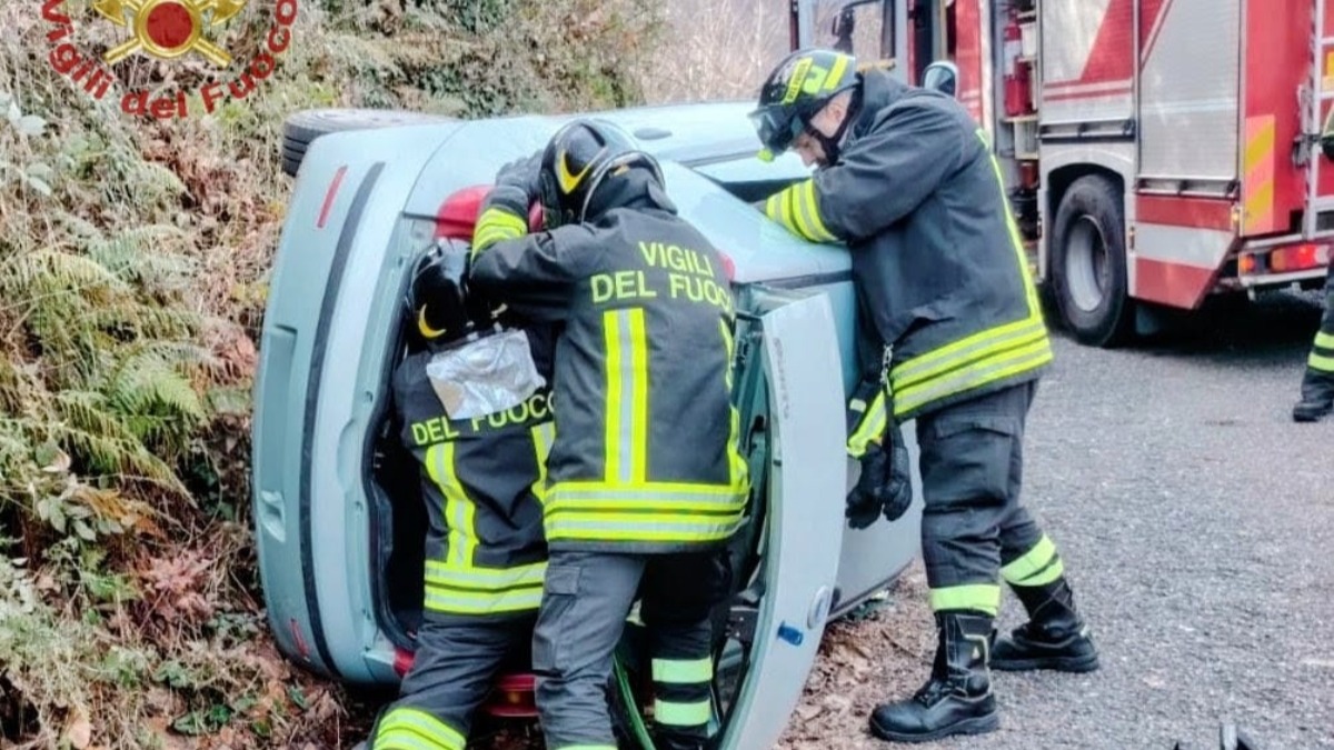 Carpanzano, incidente sulla SP64: auto si ribalta, ferita una donna - 