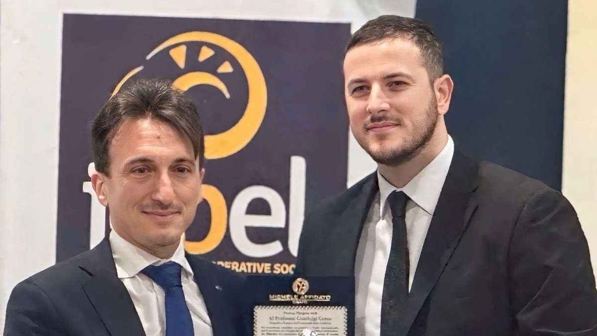 Al rettore dell'Unical Gianluigi Greco Il Premio Pitagora realizzato da Michele e Antonio Affidato - 