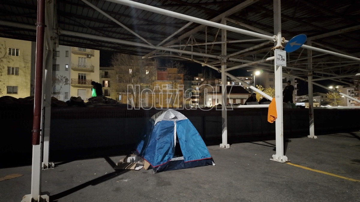 Freddo intenso in città, trasferiti i migranti di piazzale Nettuno - 