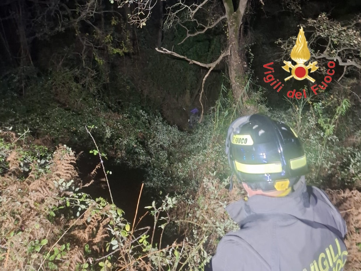 Auto finisce in un burrone tra San Mango d’Aquino e Falerna: donna soccorsa dai Vigili del Fuoco - 
