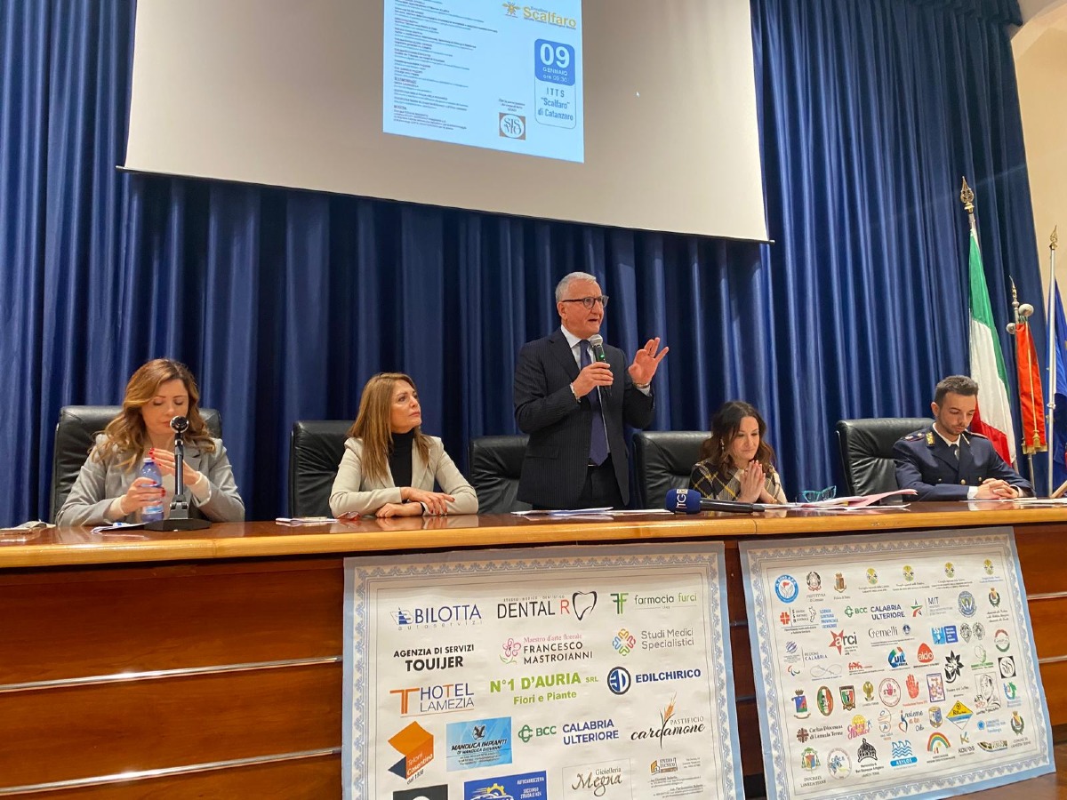 Catanzaro - “Chiedimi se sono felice”: studenti calabresi tra bullismo, cyberbullismo e resilienza - 
