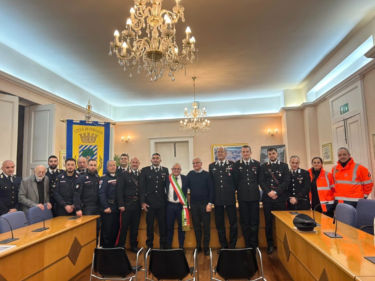 Sersale conferisce l'Encomio Solenne al Luogotenente Mario D’Aniello - 