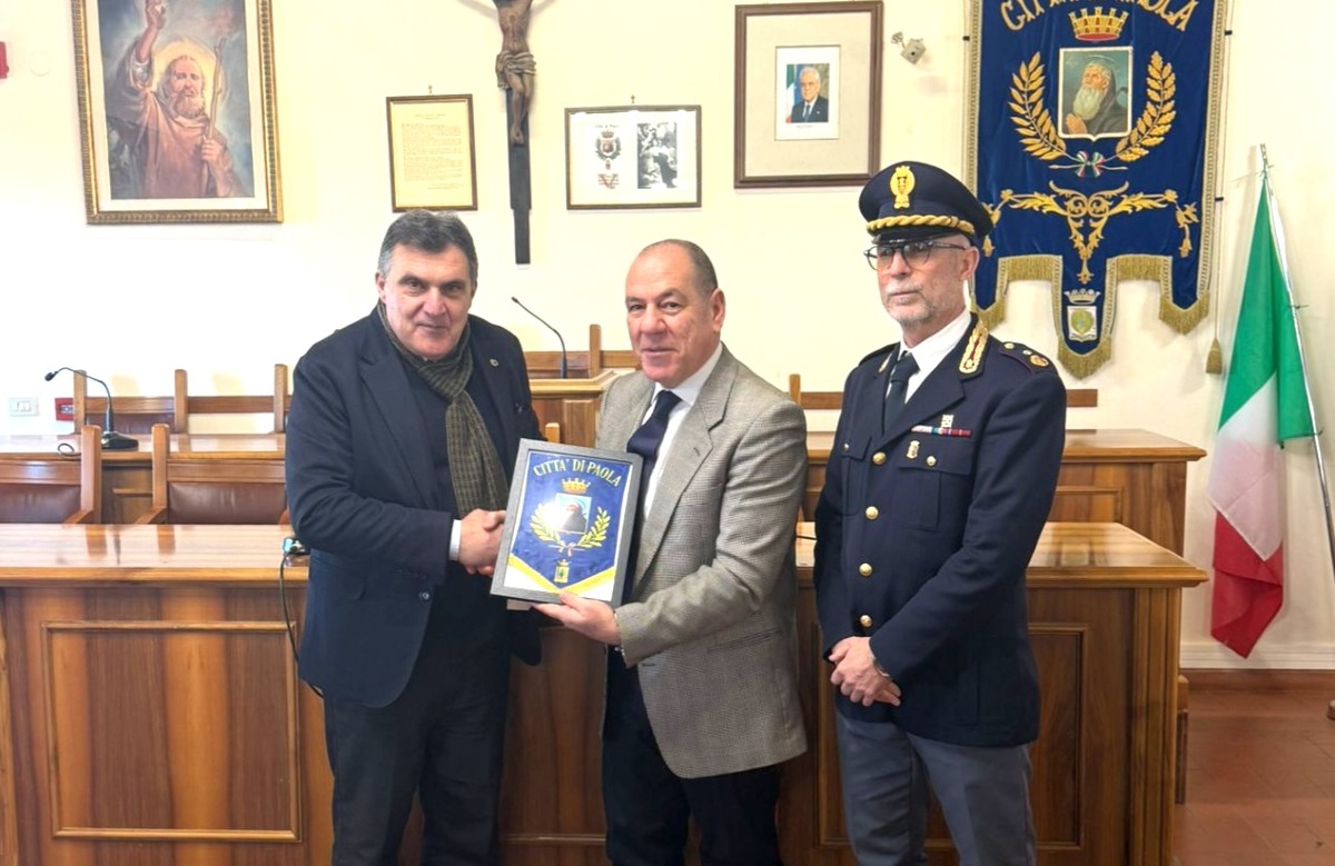 Paola, il sindaco Perrotta accoglie il nuovo Questore di Cosenza Antonio Borelli - 