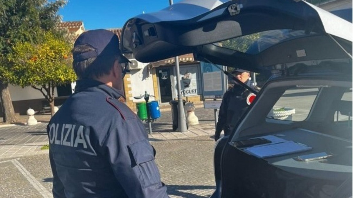 Isola di Capo Rizzuto, maxi controllo della Polizia: oltre 500 persone identificate e sequestri alimentari - 