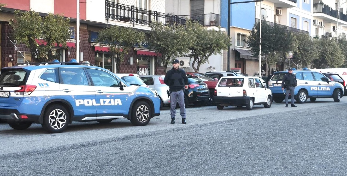 Cosenza, controlli serrati della Polizia vicino alla stazione degli autobus - 