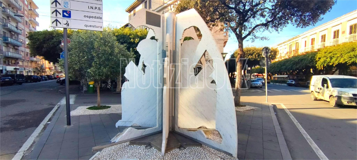 Nei Quartieri di Crotone - Pitagora, l'opera a lui dedicata rimane ancora danneggiata - 