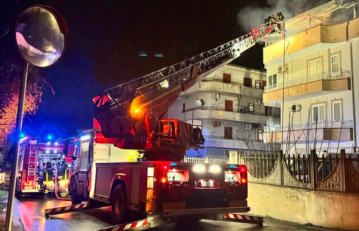 Incendio in un appartamento a Crotone, evacuata l’intera palazzina - 