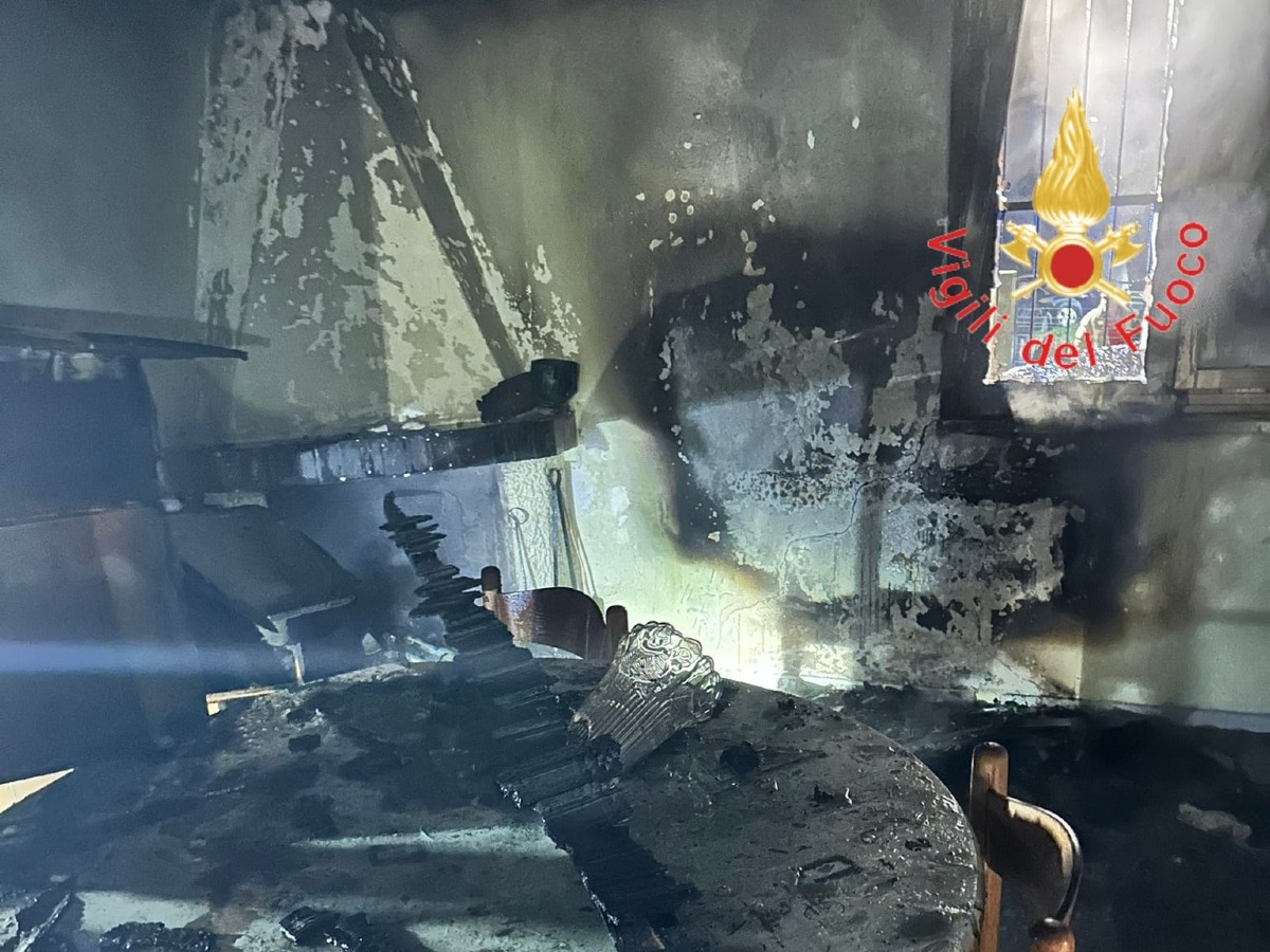 Incendio in un’abitazione a Curinga, intervengono i Vigili del Fuoco - 