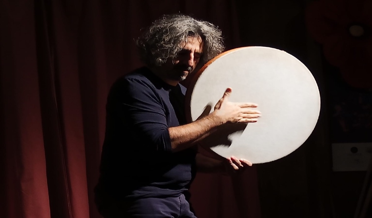 Nando Brusco incanta il pubblico con “Tamburo è Voce” e le tradizioni calabresi - 