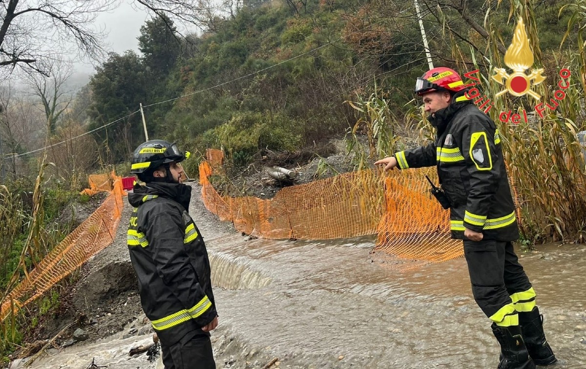 Emergenza maltempo a Catanzaro: frana sulla strada in località Piterà - 