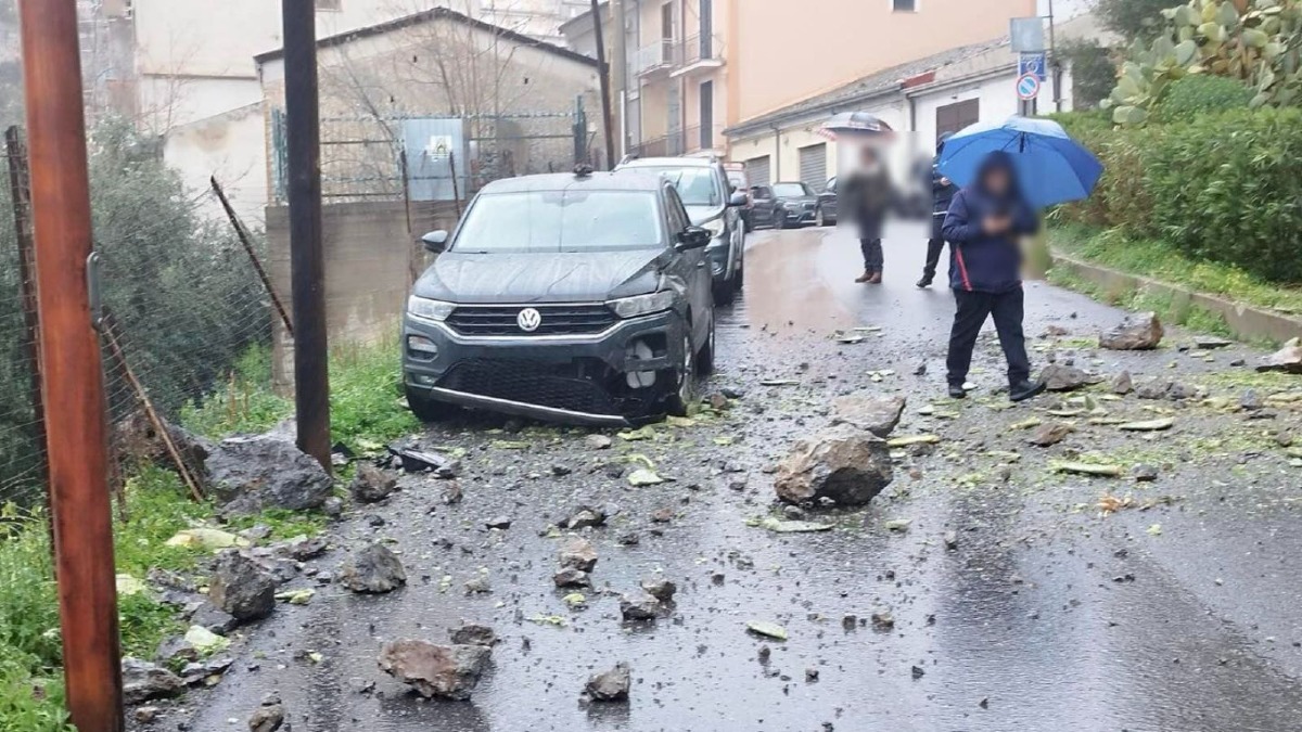 Cassano All’Ionio - Caduta di massi dalla Pietra del Castello: chiusa via Luigi Praino - 