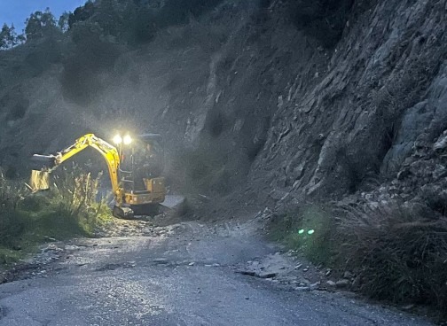 Maltempo nel crotonese, primi danni: a Cirò una frana blocca l'SP7 - 