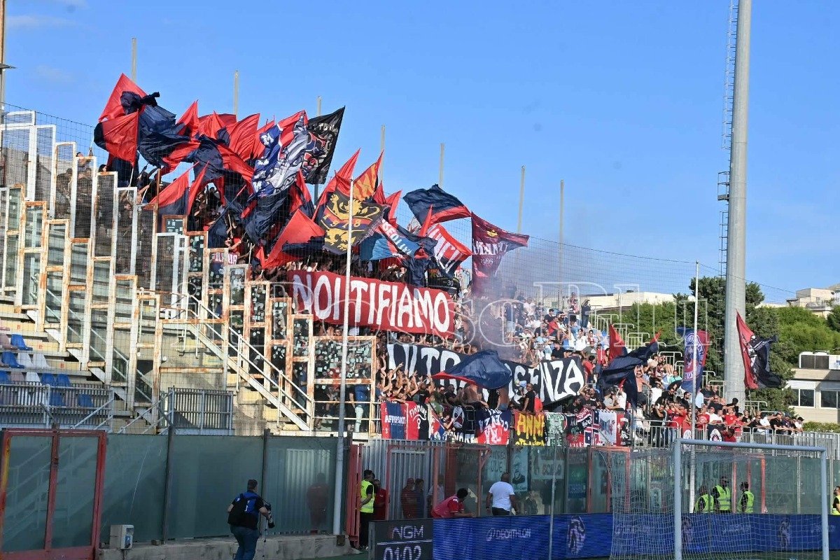 #CosenzaCrotone | Lupi in campo con il lutto al braccio per ricordare Commisso - 