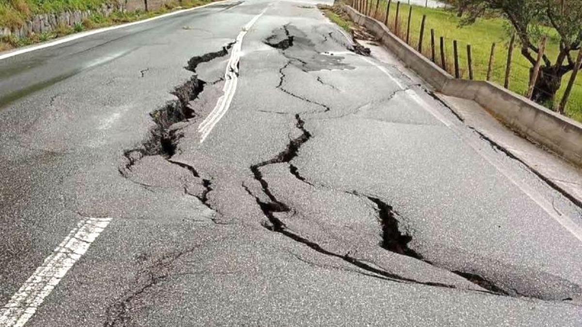 Cedimento sulla SP 57 tra Borgia e Squillace: strada a senso unico per maltempo - 