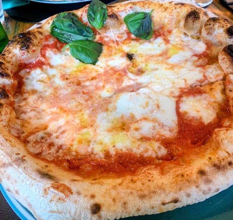 Le vie del gusto - Una pizza margherita con bordi accentuati - 