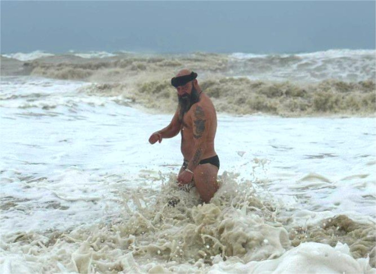 (Video) A Cirò Marina tuffo col Ciclone Harry: il video diventa virale sui social - 