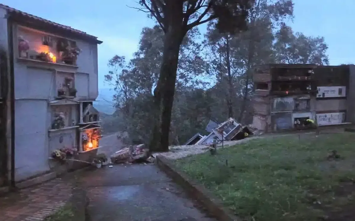 Crollo al Cimitero Vecchio di San Mauro Marchesato: bare precipitate nel burrone dopo il maltempo - 