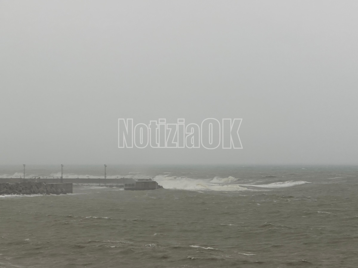 (VIDEO) Catanzaro quartiere Lido sotto assedio del mare: lungomare in tempesta - 