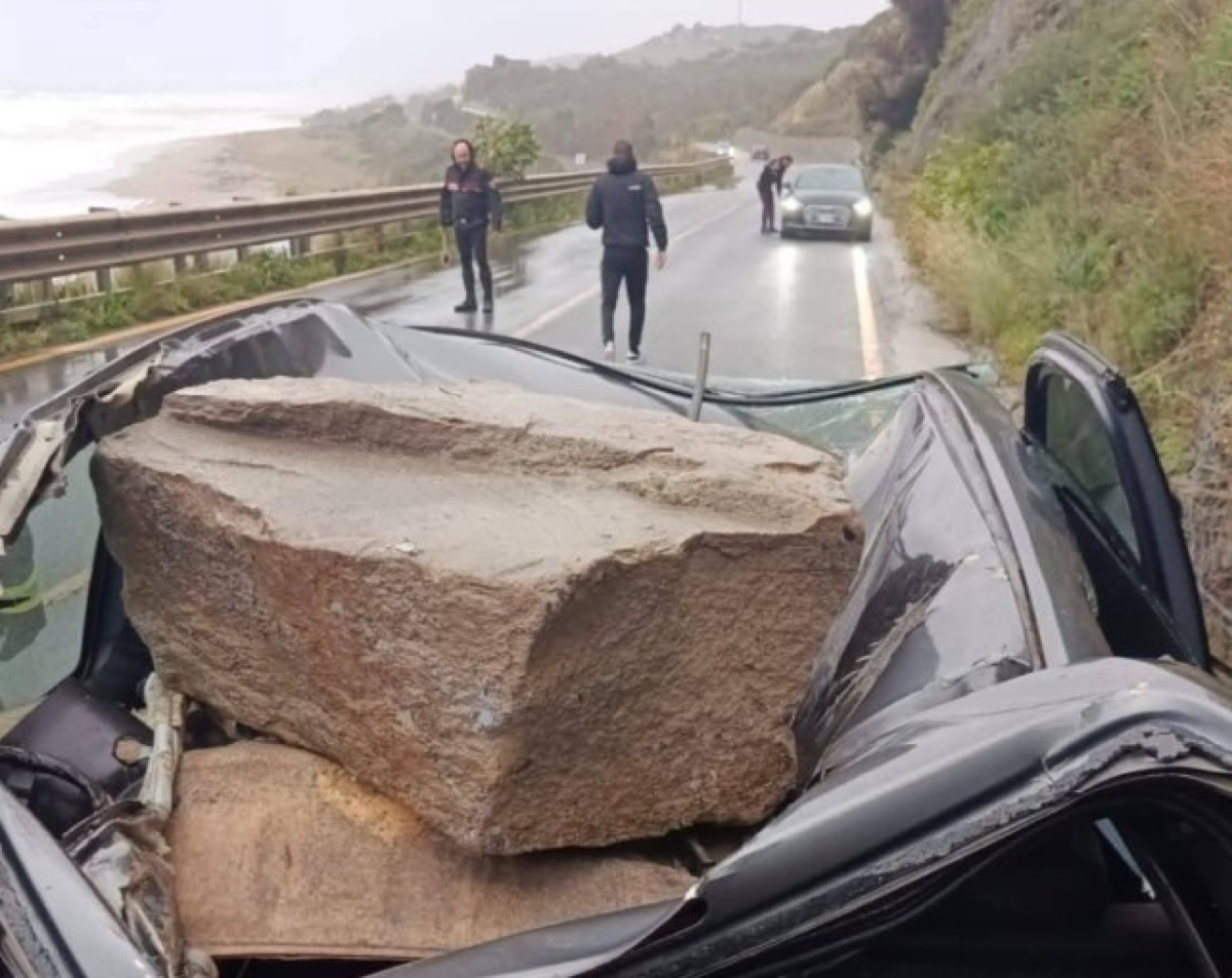 Incidente sulla Statale 106, masso travolge auto in transito: un ferito lieve - 