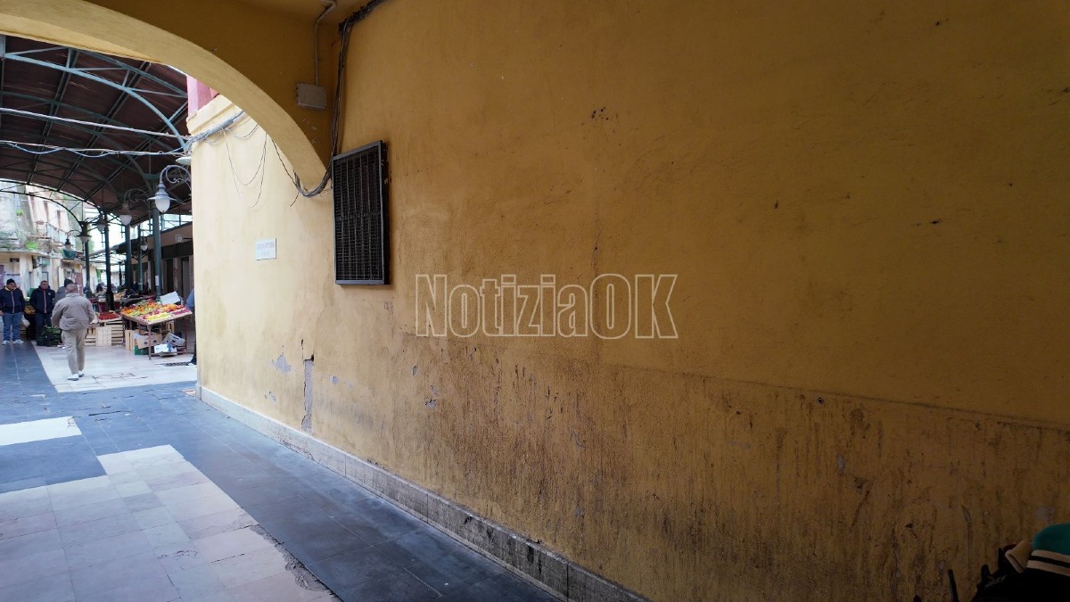 Crotone - Sotto i portici, l’attesa dei manifesti: quando tornerà il punto fisso dell’informazione cittadina - 