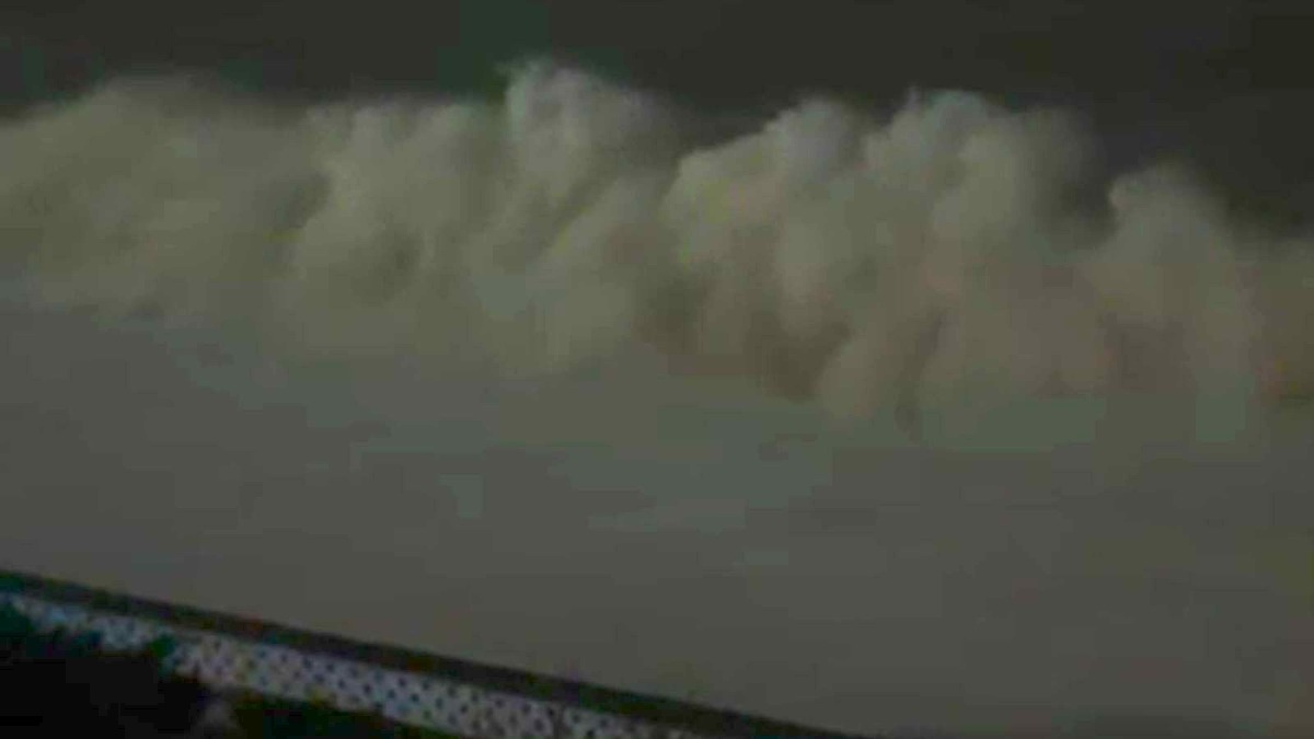 Violenta mareggiata a Catanzaro Lido, onde oltre il lungomare e strade invase dall’acqua - 