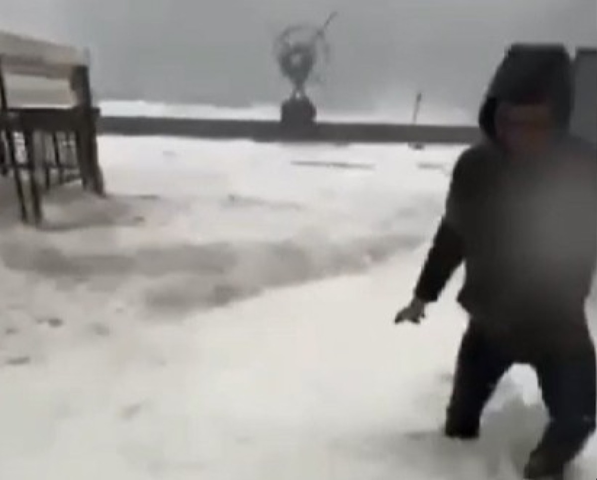 Maltempo - I sindaci di Taormina e Santa Teresa di Riva sorpresi da un’onda anomala durante diretta Fb - Fonte: Dire.it