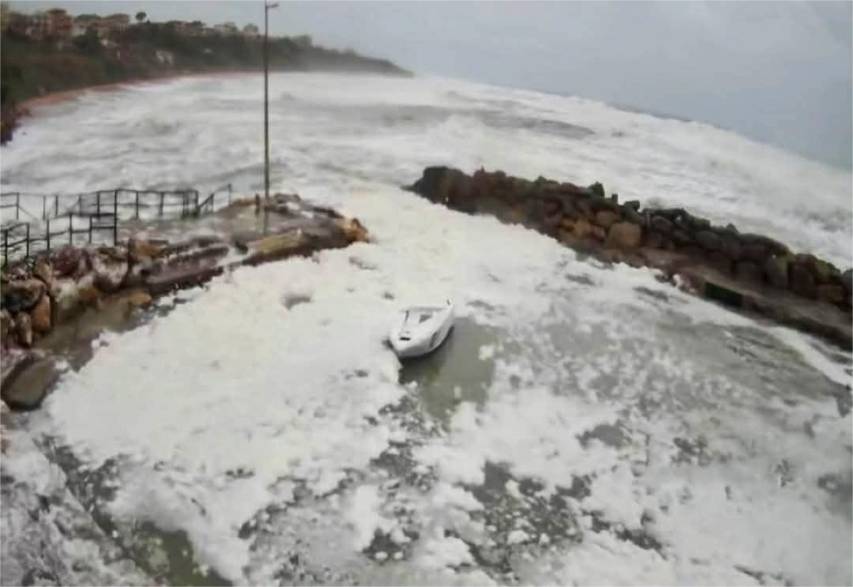 Il ciclone Harry scatena la sua forza a Le Cannella: imbarcazione trascinata dalle onde - 