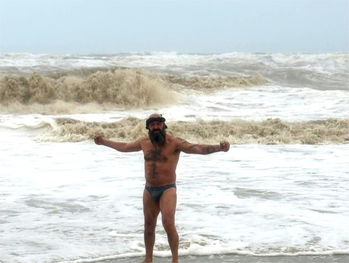 (Video) A Cirò Marina sfida pericolosa al Ciclone Harry: nuovo tuffo col maltempo - 