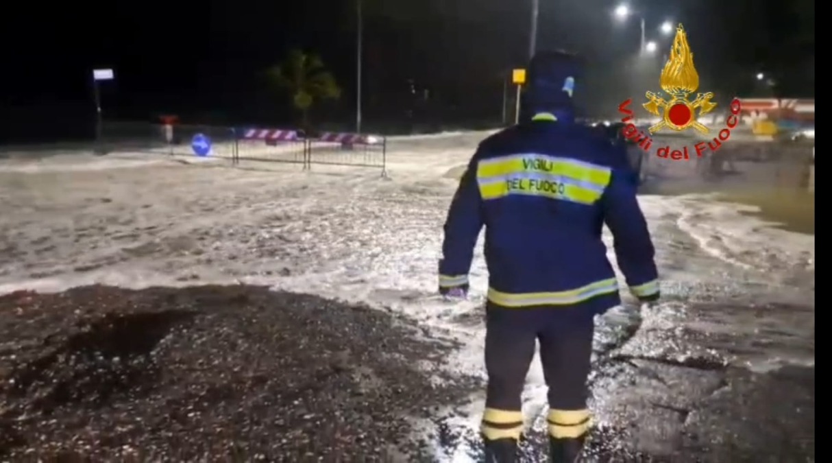 (VIDEO) Maltempo, notte di emergenza per i Vigili del Fuoco in Calabria - 