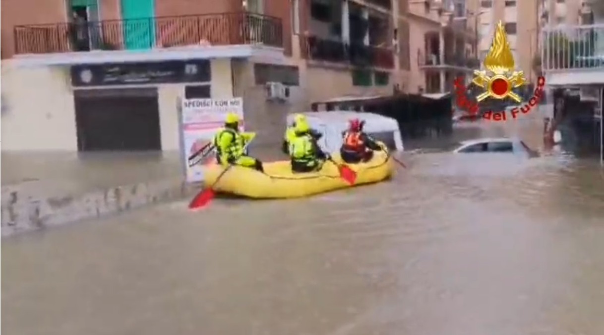 (VIDEO) Maltempo a Catanzaro, il quartiere Lido sotto la furia del vento e del mare - 