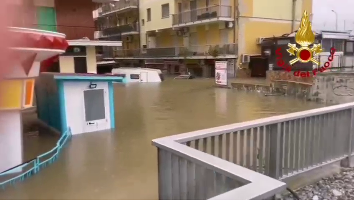 (VIDEO) Catanzaro travolta dal maltempo: vigili del fuoco in azione tra mareggiate e allagamenti - 