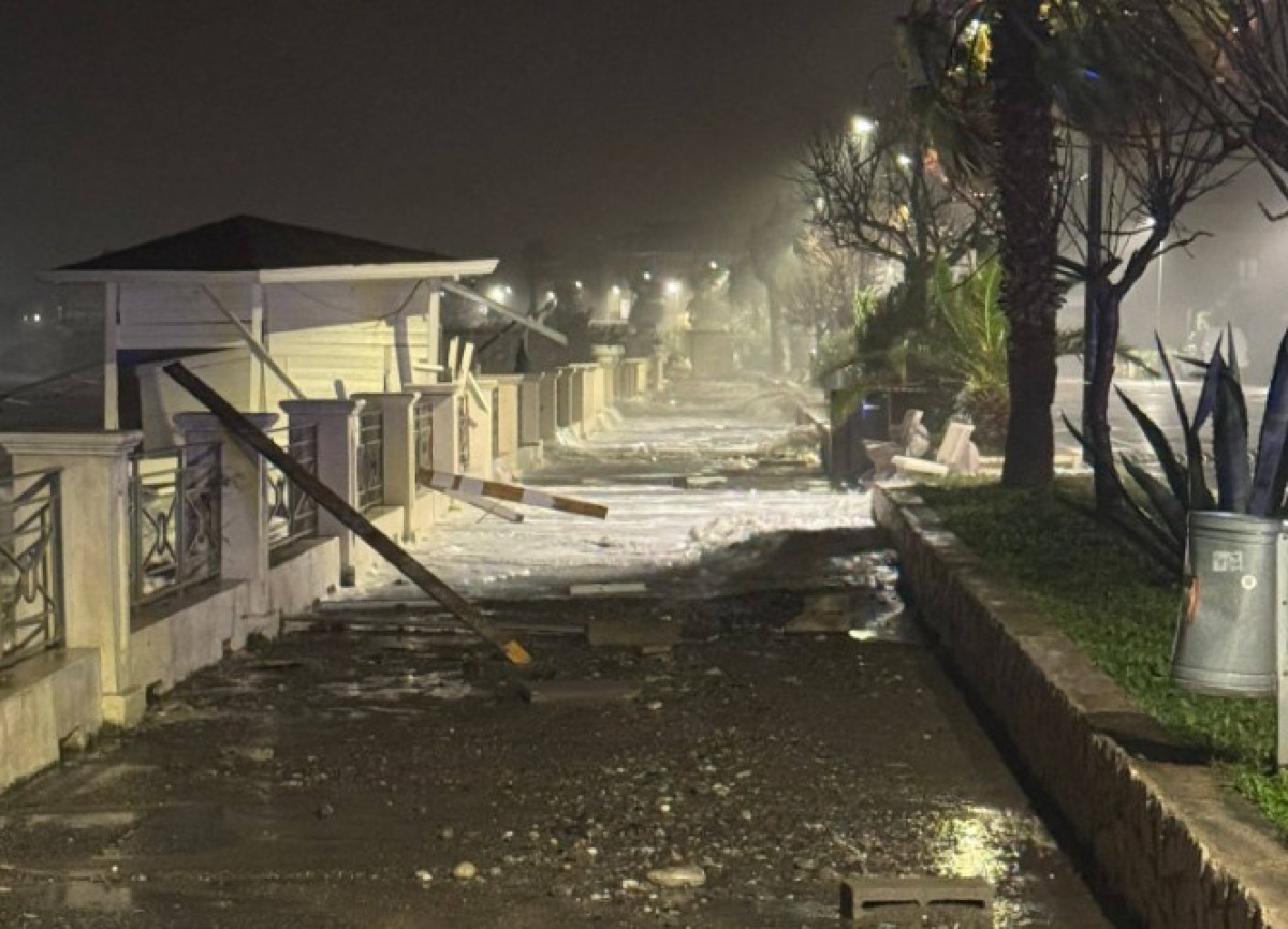 Ciclone Harry devastante a Cirò Marina: danni sul lungomare - 