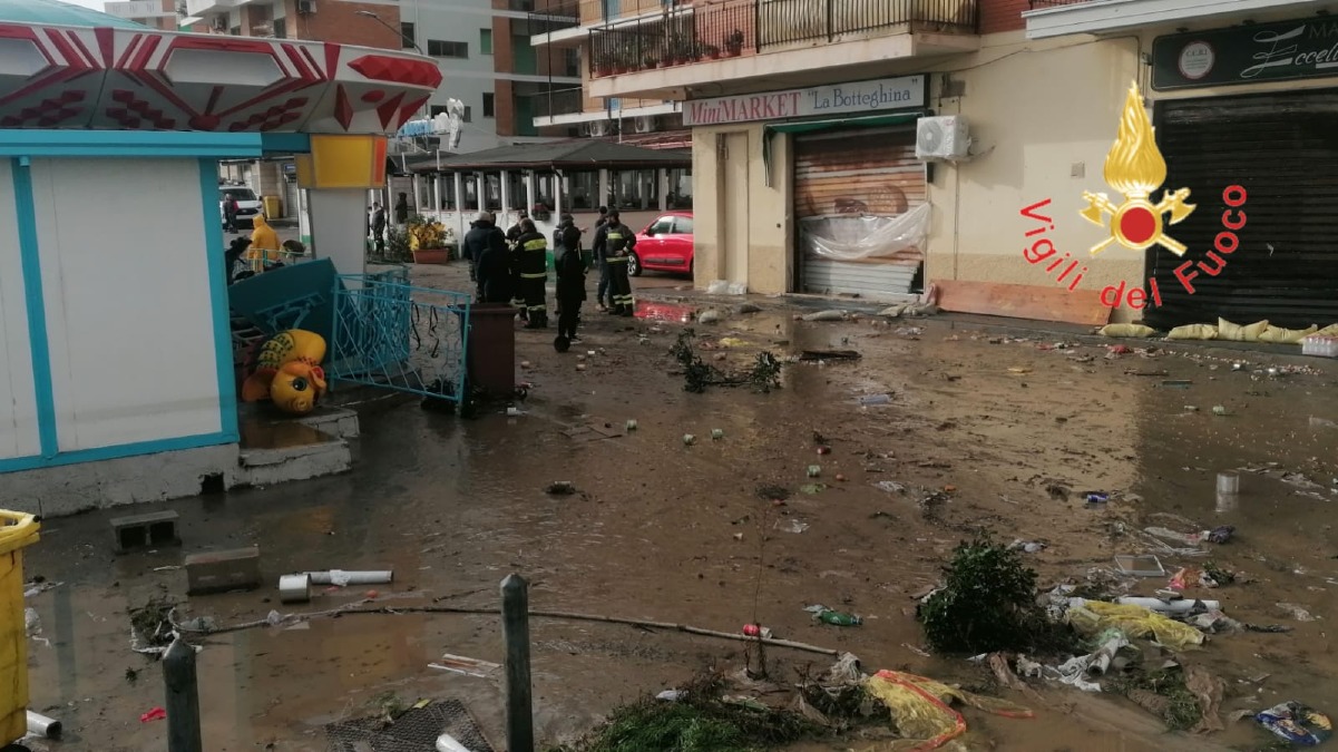 (VIDEO) Catanzaro, allerta meteo in attenuazione: Vigili del Fuoco al lavoro sul quartiere Lido - 