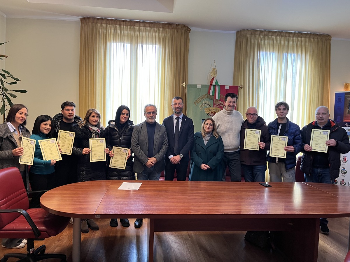 Provincia di Crotone: consegnati gli attestati di idoneità per insegnanti di teoria e istruttori di guida - 