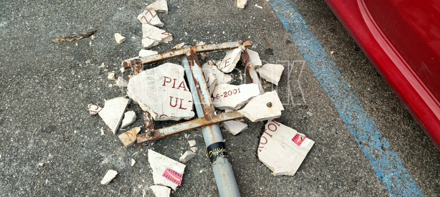 Crotone, la targa di Piazzale Ultras va in frantumi - 
