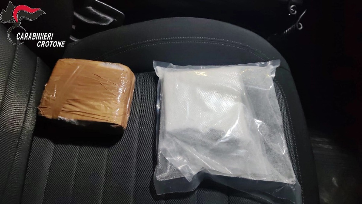 Crotone, controllo stradale: due uomini fermati con oltre 1 kg di cocaina - 