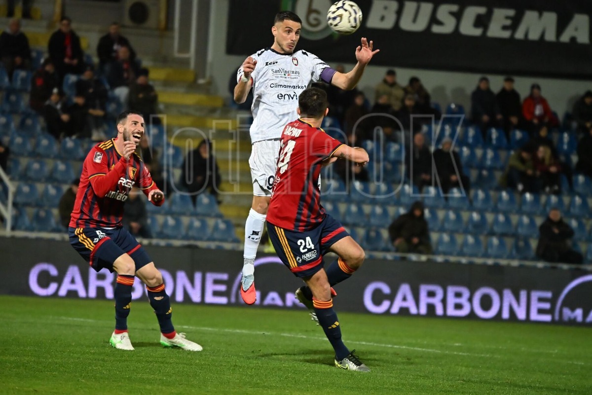 #CrotonePotenza 2-0 |  Prima gioia all'Ezio Scida nel silenzio surreale  - 