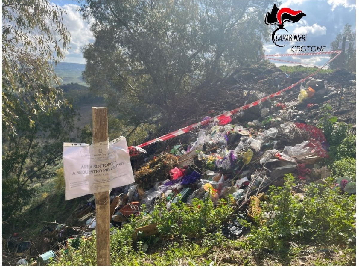 San Mauro Marchesato - Sequestrata discarica abusiva accanto al cimitero  - 