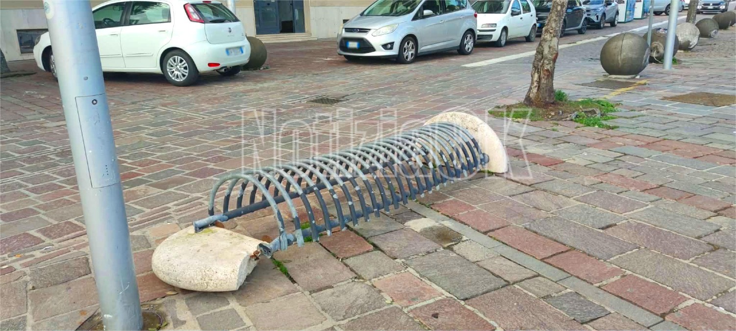 Nei Quartieri di Crotone - Rastrelliere bersagliate sul lungomare - 