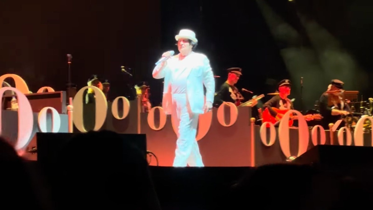 Renato Zero apre il tour a Roma tra musica e impegno civile: ecco la scaletta L'OraZero - 