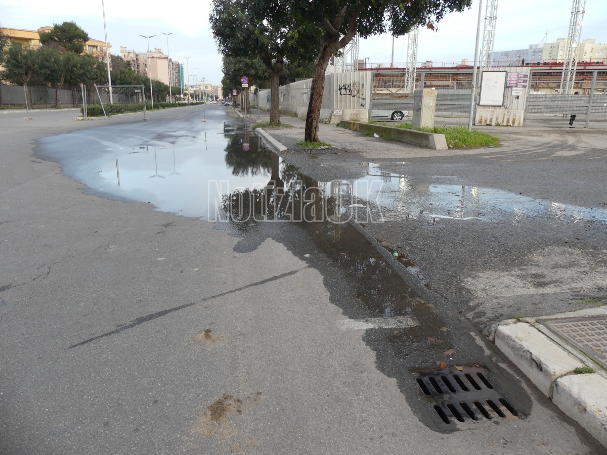 Crotone - Copiosa perdita da giorni: richiesti interventi urgenti davanti lo Scida - 