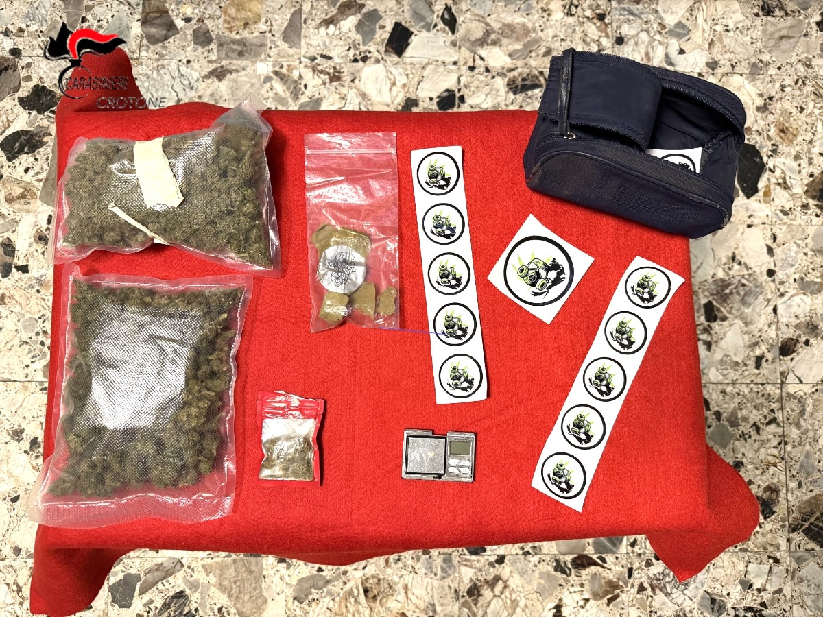 Roccabernarda, arrestato giovane: droga e bilancino sotto il sedile dell'auto - 