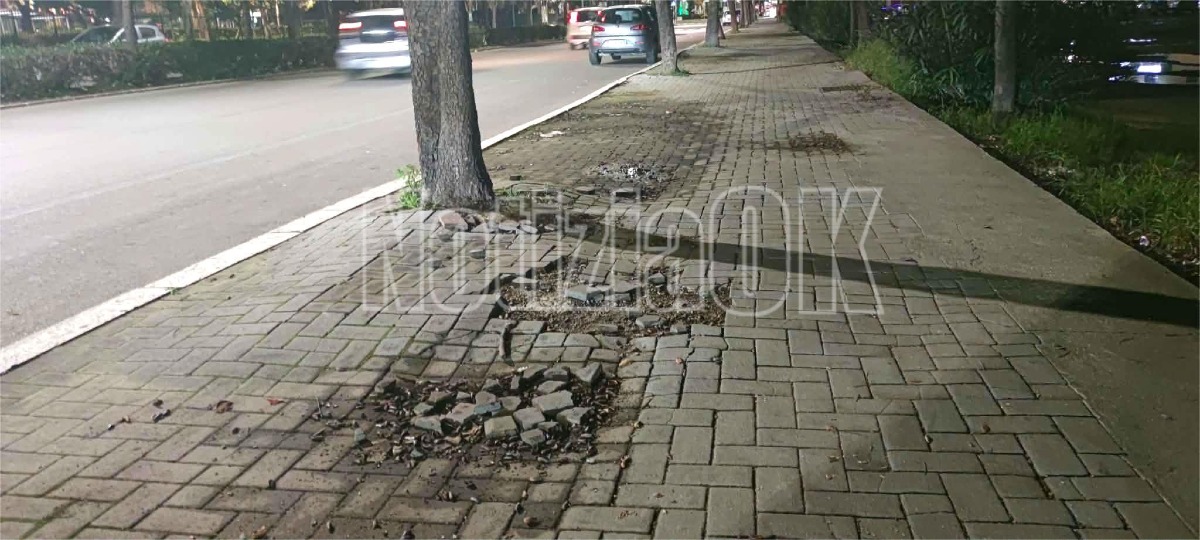 Nei Quartieri di Crotone - Marciapiedi che sembrano bombardati in Via Giovanni Paolo II - 