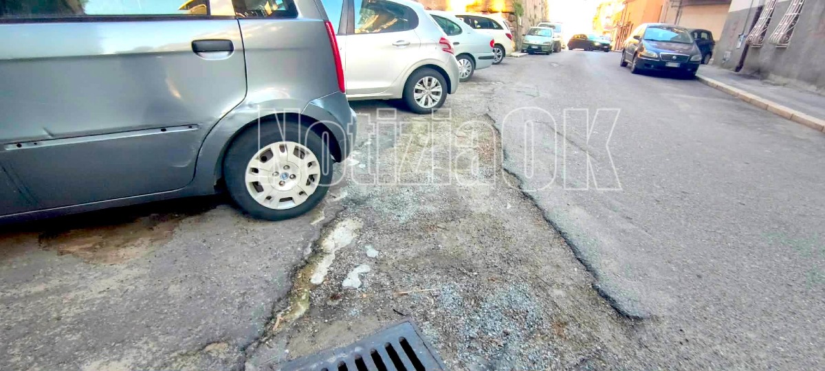 Nei quartieri di Crotone: manto stradale, un decennio e portarne ancora le cicatrici - 