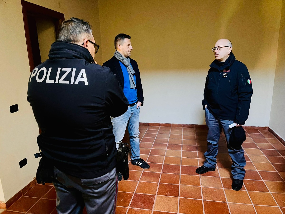 Sicurezza a Schiavonea, il sindaco Stasi in sopralluogo con la Polizia di Stato - 