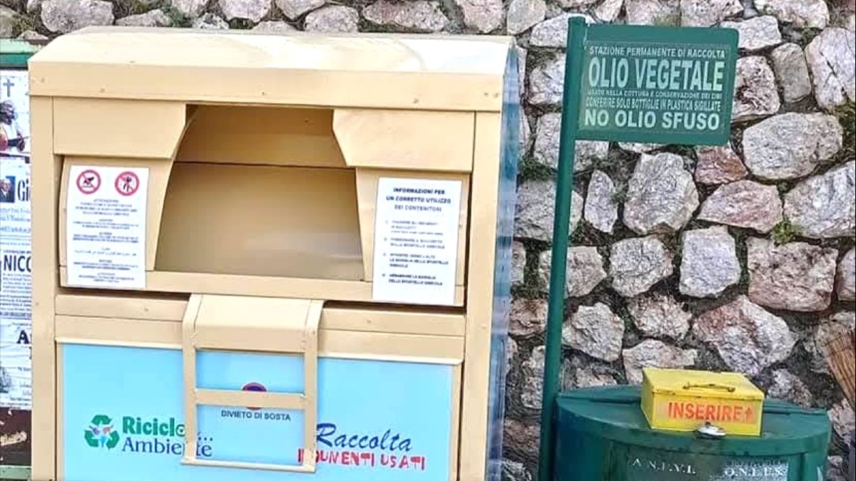 Decollatura, tornano attivi i contenitori per la raccolta degli indumenti usati - 