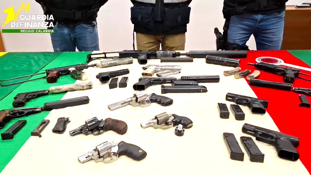 Piana di Gioia Tauro, sequestrato arsenale di armi dalla Guardia di Finanza - 